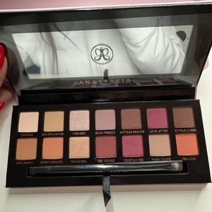 ANASTASIA BEVERLY HILLS
Modern Renaissance Eye Shadow Palette
